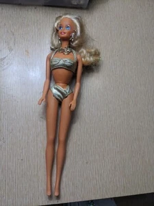 Pendientes brillantes de muñeca Barbie 1991 Sun Sensation y hebras de oropel en el cabello - Imagen 1 de 3