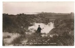 POSTAL RP LOCAL C1910 CHICA EN LAS COLINAS DE ARENA CERCA DE PUNTO CAPILLA DE SAN LEONARD'S - Imagen 1 de 2