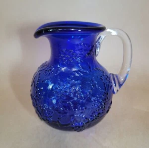 Jarra de agua de vidrio azul cobalto hojas de uva mango transparente 4" - Imagen 1 de 7