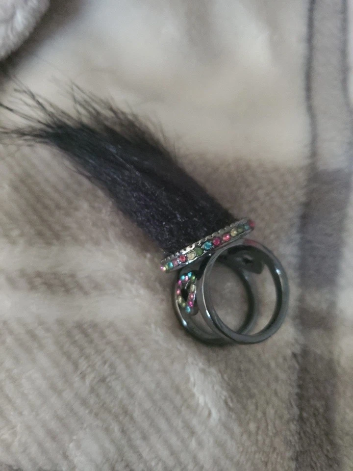 Anillo de piel sintética negro Betsey Johnson xox Trolls, talla 7 Foto 1 de 1