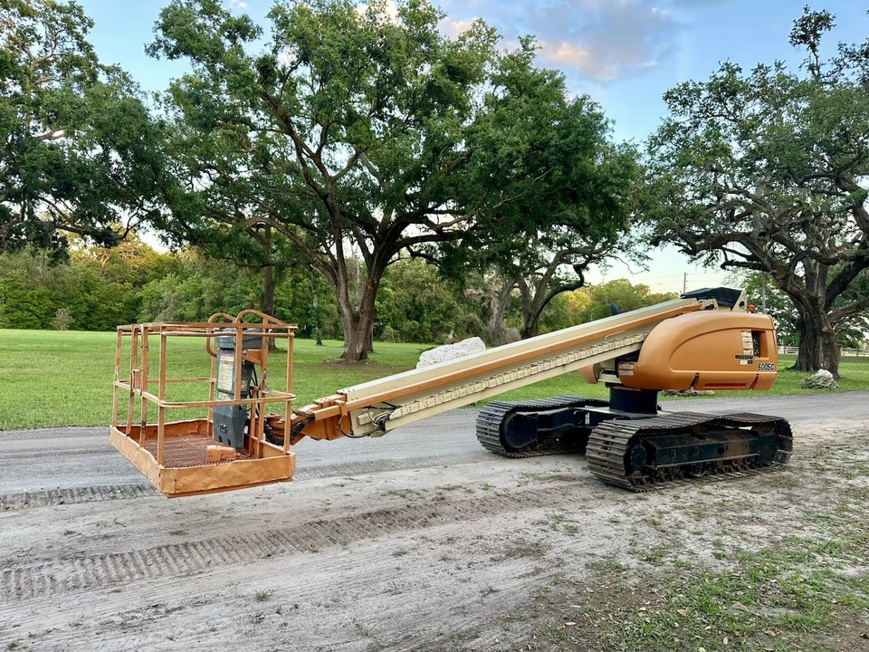 JLG 600SC TRACKED BOOM LIFT - ALL TERRAIN FULL STEEL UNDERCARRIAGE! DIESEL POWER - Image 1 of 4
