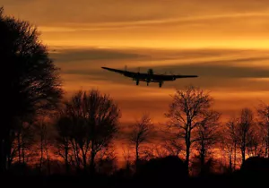 Avro Lancaster puesta de sol sobre árboles impresiones de lona varios tamaños entrega gratuita - Imagen 1 de 1