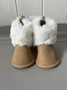 Baby Girl Fur Boots Size 2 (3-6 Months) - Picture 1 of 2