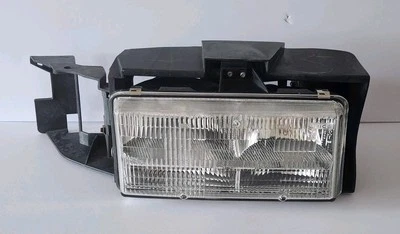 1993-1996 CADILLAC FLEETWOOD BROUGHAM PASSENGER RIGHT SIDE  HEADLIGHT & BRACKET  - Image 1 of 4