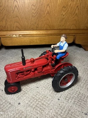 Tractor fundido a presión Ertl 1945-1995 Farmall H con Farmer 1/16 edición 50 aniversario Foto 1 de 4