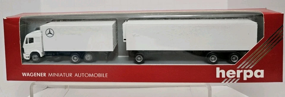 Herpa HO Mercedes 23' Refrigerator Box truck with 40' Reefer Trailer - Image 1 of 3