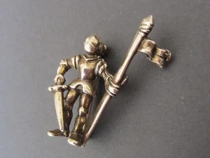 Coro Heraldic Brooch Knight in Armor w Flag Vintage Signed Coro Pin Rare - Bild 1 von 9