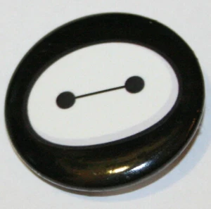 Disney Big Hero 6 Película BAYMAX Robot Cara 1 1/4" Botón Pin Cordón Dije NUEVO - Imagen 1 de 1