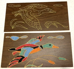 Set 2 Vintage Kies Kies Kunst Plaketten auf Nussbaum Bausatz 1 fertig 1 neue Gänse MCM - Bild 1 von 4