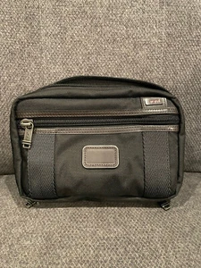 NEU MIT ETIKETT TUMI BRAVO GRISSOM RILEY KIT TASCHE 0222391HK2 BRAUN SCHWARZ 125 $ - Bild 1 von 8