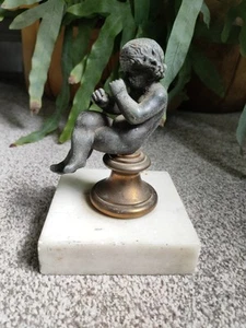 Pequeña escultura francesa de metal Pa del siglo XIX de niño fauno querubín mármol latón - Imagen 1 de 5