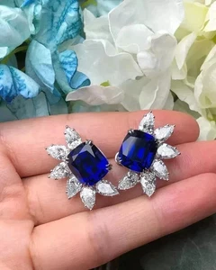 Aretes para mujer de zafiro creado en laboratorio de corte cojín de 2 quilates enchapados en oro blanco de 14 quilates - Imagen 1 de 4