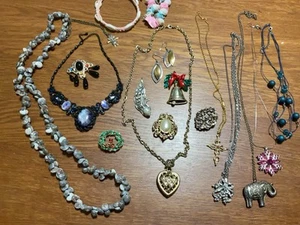 VINTAGE COSTUME JEWELRY MIXED LOT  RHINESTONES BROOCHES PINS, NECKLACES - Picture 1 of 6