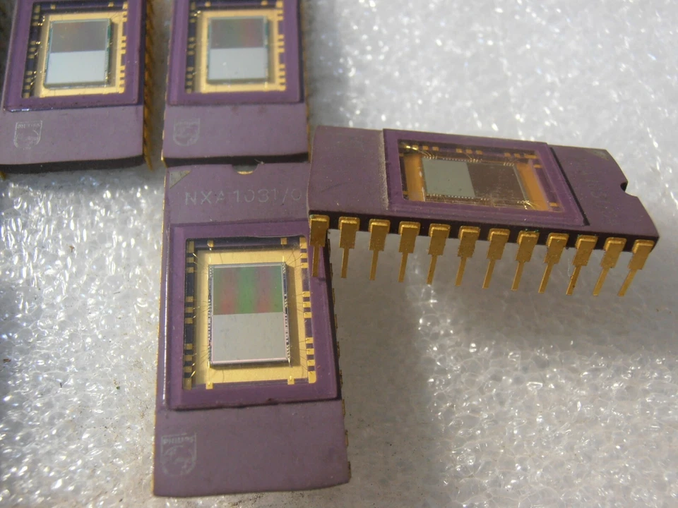 Sensor CCD NXA1031/04 CDIP24 chapado en oro PHILIPS Foto 1 de 1