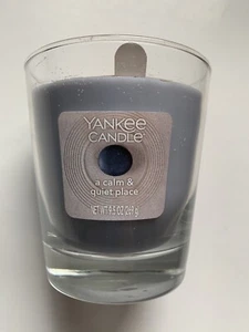 Yankee Candle A TRANQUILO Y BASTANTE LUGAR 9,5 OZ VASO RETIRADO LÍNEA EDICIÓN LTD - Imagen 1 de 3