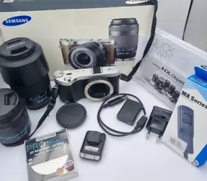 Samsung NX300 obiettivi 18-55mm / 50-200mm kit con pacchetto accessori IMBALLO ORIGINALE - Foto 1 di 4