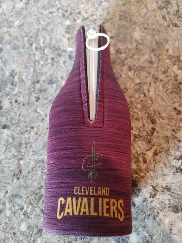 CLEVELAND CAVALIERS BOTTLE HOLDER COOZIE KOOZIE COOLER WITH ZIPPER Cover