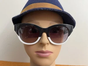 WILDFOX Monroe Black & White Frame SUNGLASSES VGUC With Chase - Picture 1 of 10