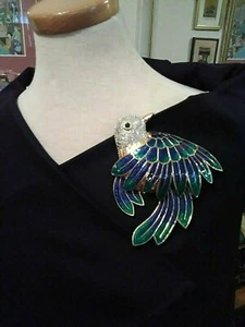 VINTAGE GOLDEN PIN BROOCH GORGEOUS BLUE GREEN ENAMELLED LOVE BIRD - Picture 1 of 3