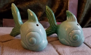VTG Bauer Pottery CHICKEN OF THE SEA Tuna Fish Salt Pepper Shakers Blue Green - Picture 1 of 4