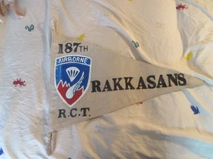 KW MODERNO EJÉRCITO DE EE. UU. 187TH AEROTRANSPORTADO RCT RAKKASANS PENNET BANDERA - Imagen 1 de 2