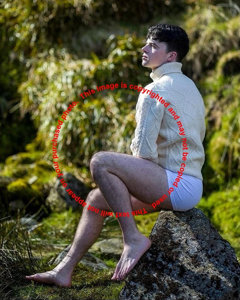 Fiachra Ó Corragáin sentado en una roca Foto 1 de 1