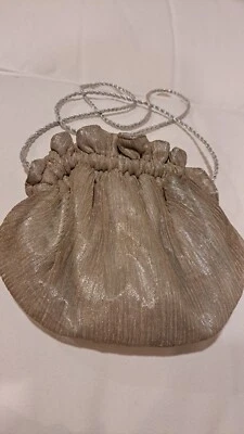 Bolso sin asas o cartera con correa plateada irridente de colección noche Grace Chuang Foto 1 de 4