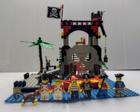 LEGO System Pirates Skull Island 6279 In 1995 Used Retired