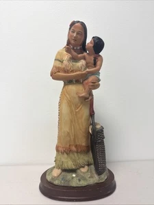 Figura mujer nativa americana sosteniendo niño "Tender Love" de Gregory Perillo - Imagen 1 de 13