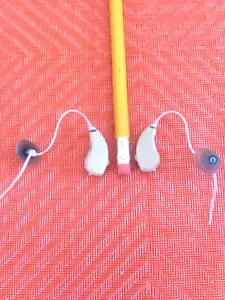 TWO PROGRAMMABLE MINI BTE HEARING AID. 4 PROGRAMS noise reduction,2 mics USA - Picture 1 of 5