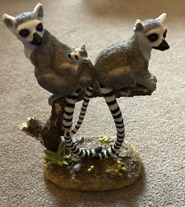 Country Artists Natural World CA03537  Perfectly Poised Lemurs Figurine - Picture 1 of 7
