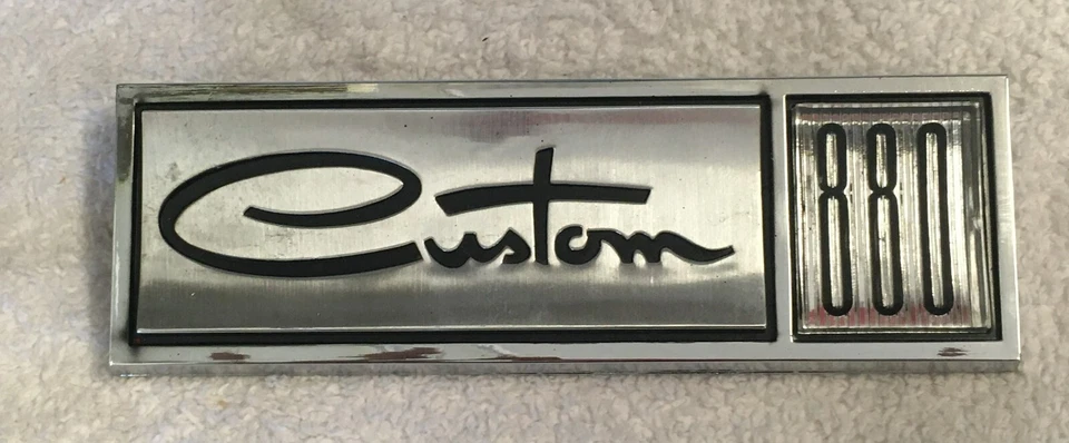 Placa de identificação emblema NOS Mopar 1965 Dodge Custom 880 Fender 2578548 - Imagem 1 de 4