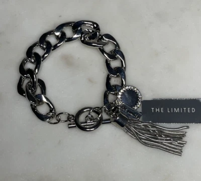 Pulseira de elos de corrente limitada em tom de prata com berloque e borla de strass - Imagem 1 de 4