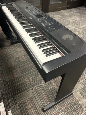 Piano de cola portátil Yamaha DGX-670, 88 teclas, negro Foto 1 de 4