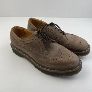 Doc Martens Scarpe Uomo Taglia 13 Marrone Junior 3989 Giallo Punto Brogue Punte Alari - Foto 1 di 12