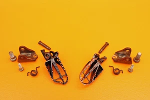 2004 - 2008 Honda Crf250r Left Right Foot Pegs Pin Spring Mount Set Assembly - Picture 1 of 6