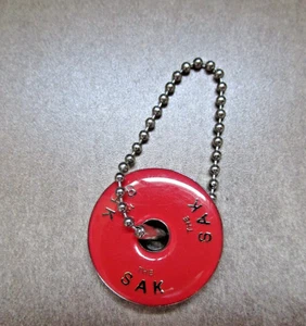 The Sak Gold Tone Metal Round Disc Style Purse Charm Logo Keychain Red Hang Tag - Picture 1 of 2