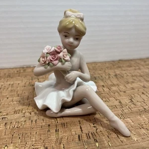 Kosmos Porzellan Ballerina Figur - sitzend mit Blumen - Bild 1 von 4
