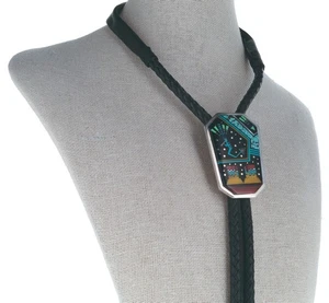 Cravatta Bolo Multi-Pietra Micro Intarsiata degli Artisti Navajo Larry M. Chavez & Ray Jack - Foto 1 di 5