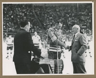 Foto de colección Glenn Hall 1968 Conn Smythe ganador del trofeo St. Louis Blues Salón de la fama 8x10 Foto 1 de 3