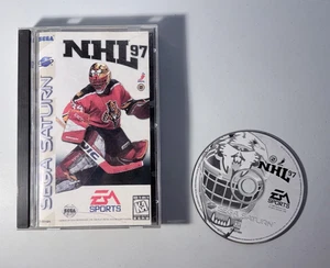 NHL 97 (Sega Saturn) CIB komplett - Kunststoffgehäuse hat intakt funktionierende Scharniere - Bild 1 von 7