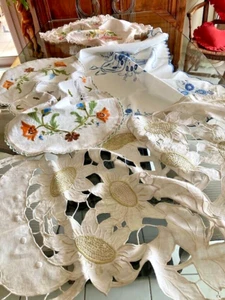 4 chemins de table brodés - Foto 1 di 17