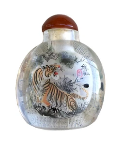 Vintage umgekehrt bemalte "Drehender Tiger" handgeschnitzte Kristall Schnupftabakflasche, 2-7/8" hoch - Bild 1 von 10