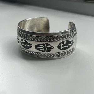 Brazalete Navajo de plata esterlina indio americano temprano estampado de colección ancho - Imagen 1 de 9