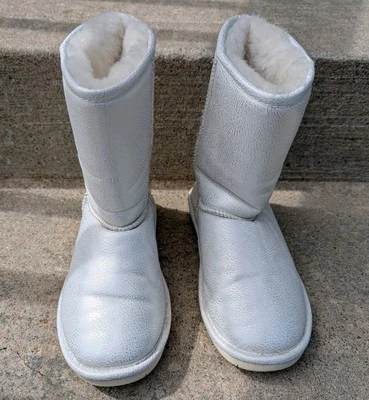 BEARPAW Emma Short Winter Boots Fur Lined White & Silver Women’s - Size 8 - Image 1 of 4