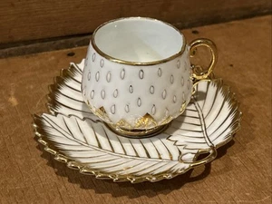 Entzückende Vintage Weiß Gold Erdbeerblatt Demitasse Teetasse Untertasse - Bild 1 von 9