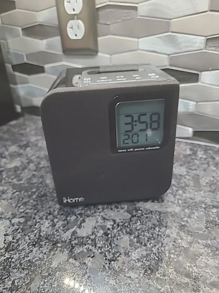 iHome iH120B Ahorro de Espacio Doble Reloj Despertador Estéreo Altavoz Base 30pin Apple iPod Foto 1 de 4