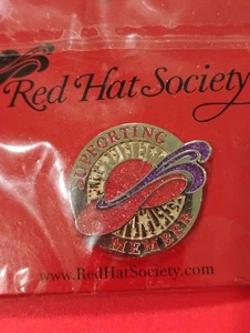 Red Hat Society Supporting Member Pin - Foto 1 di 4