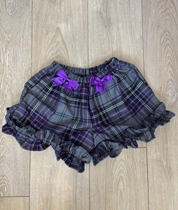 HANDGEMACHTE SCHULSHORTS IM ALTER VON 2-14 JAHREN LILA GRAU KARIERT SCHOTTENMUSTER RÜSCHENSCHLEIFEN - Bild 1 von 2