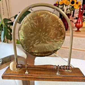 Messing Dinner Gong, Edwardian 1900, Eichenständer - Boho Hippie Stil geht nicht - Bild 1 von 9